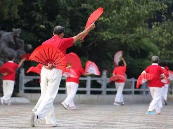 小紅書熱點揭秘，廣場舞新風(fēng)尚竟霸占籃球場！