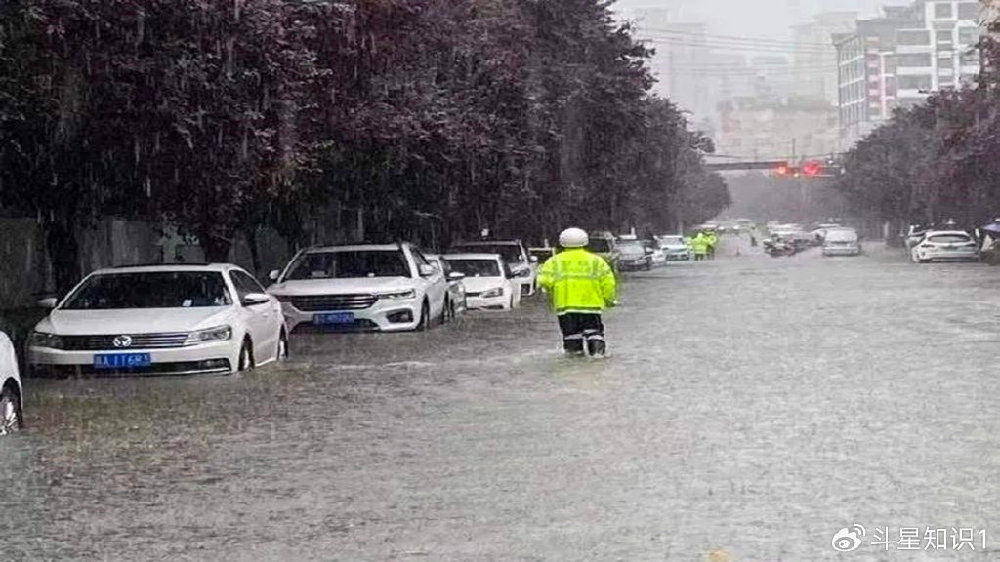 西安暴雨考驗(yàn)，挑戰(zhàn)與溫情并存的城市脈動(dòng)